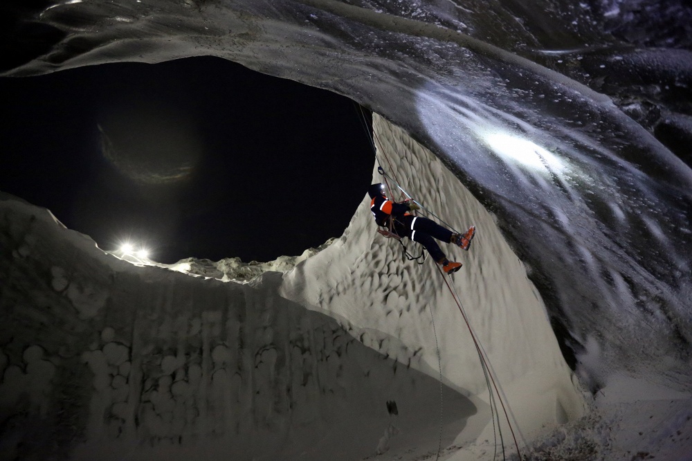 Ученые впервые спустились на дно гигантской "-черной дыры"- на Ямале