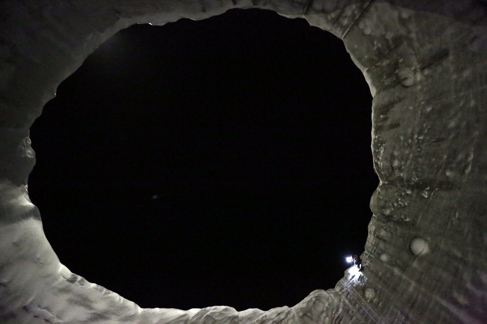 Ученые впервые спустились на дно гигантской "-черной дыры"- на Ямале