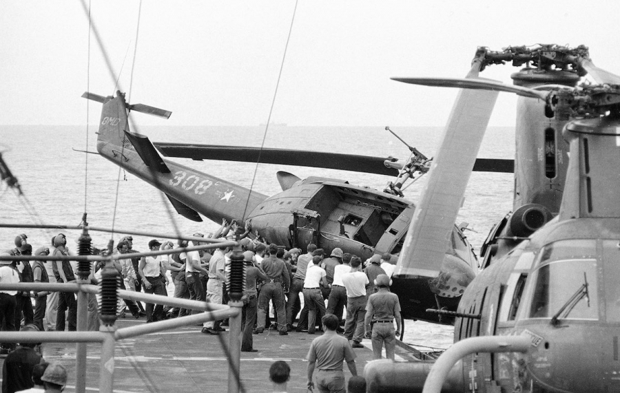 Операция «Порывистый ветер»: Почему американцы сбрасывают вертолеты за борт?