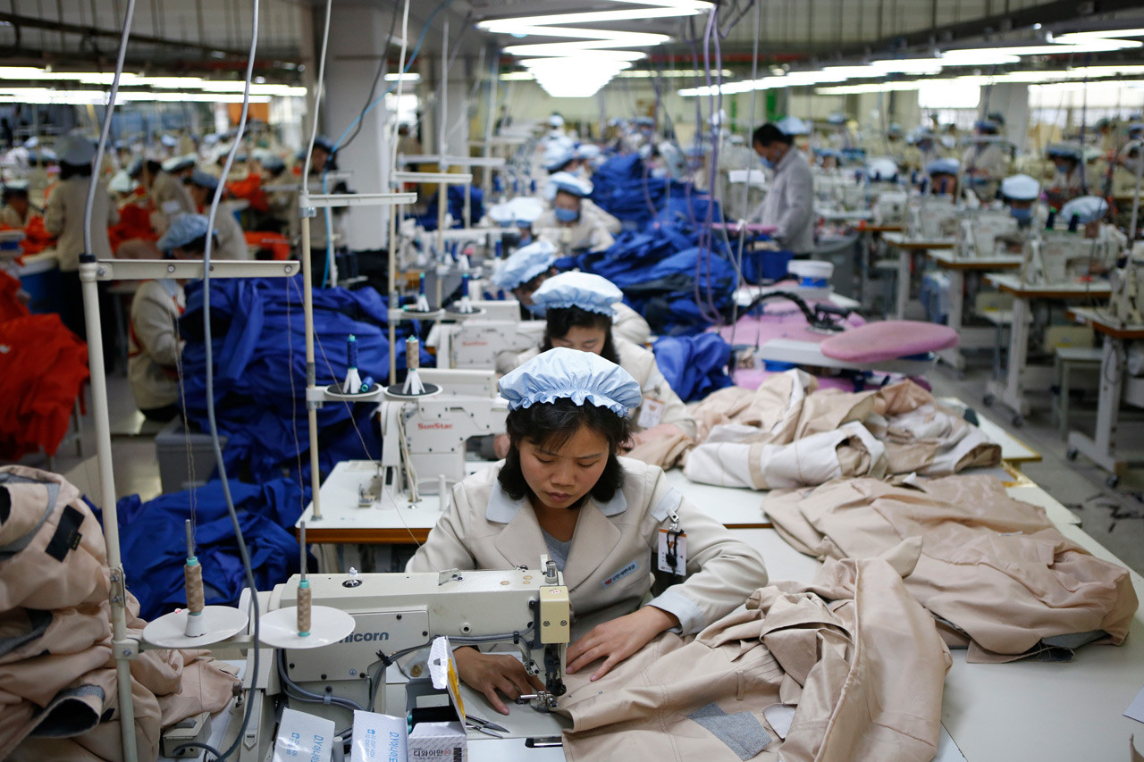 Сотрудницы работают на заводе южнокорейской компании в промышленной зоне Кэсона. девушки, профессия, северная корея
