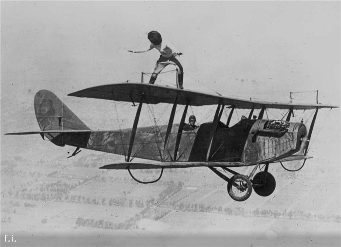 29 марта 1924 года. Глэдис Рой прогуливается по крыльям биплана Curtiss JN-4 »Дженни» над Лос-Анджелесом с завязанными глазами.