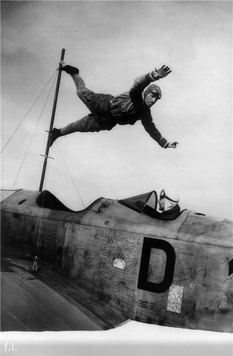 1927 год. Ричард Шиндлер показывает трюк на самолете, пилотируемом Ричардом Перлиа.