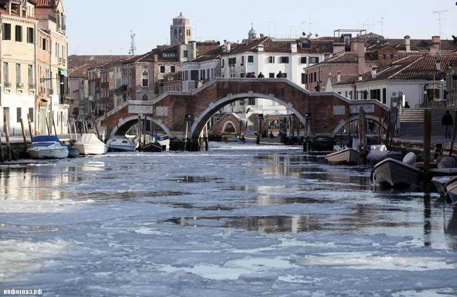 467753 Венецианские каналы впервые за 80 лет сковало льдом