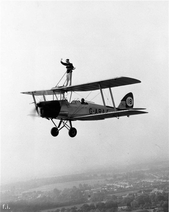 Декабрь 1962 года. Хуанита Джовер наверху биплана Tiger Moth своего бойфренда Льюиса Бенджамина.