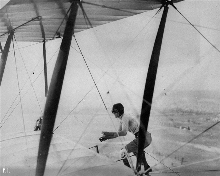 1 февраля 1926 года. Глэдис Энгл балансирует наверху биплана.