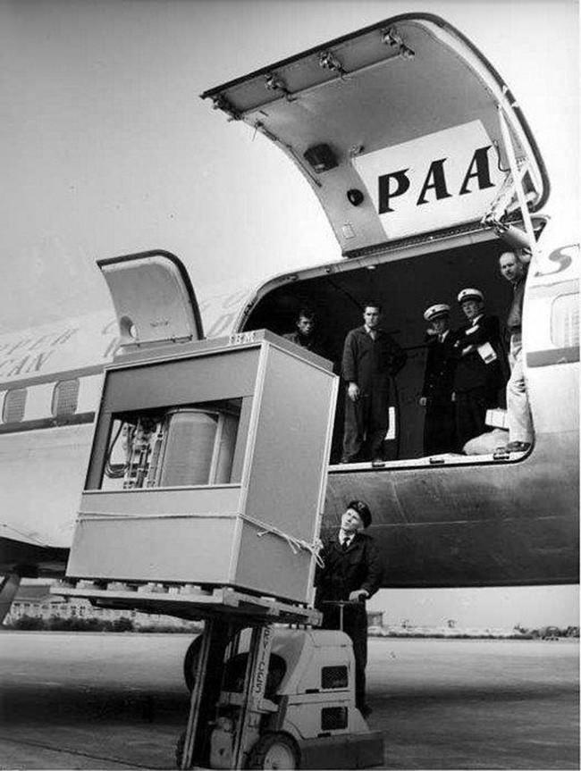 Техники грузят «карту» памяти в 5 мегабайт в самолет, 1956 год. Здорово, туда влезет целая картинка…