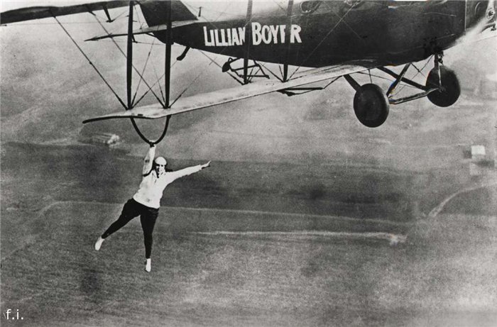 1922 год. Известный вингволкер Лилиан Бойер под крылом биплана.