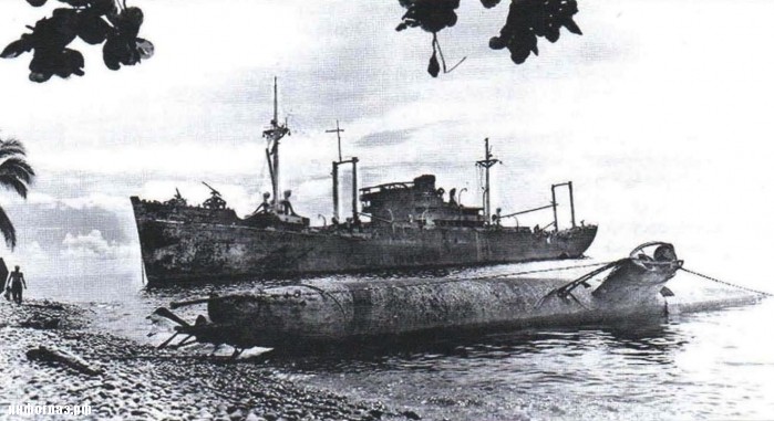 Повреждённые авиацией транспорт Yamazuki Маrи и карликовая подводная лодка Тип С брошены на берегу Гуадалканала