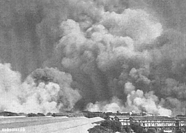 Дым над Бомбеем после взрыва на Fort Stikine