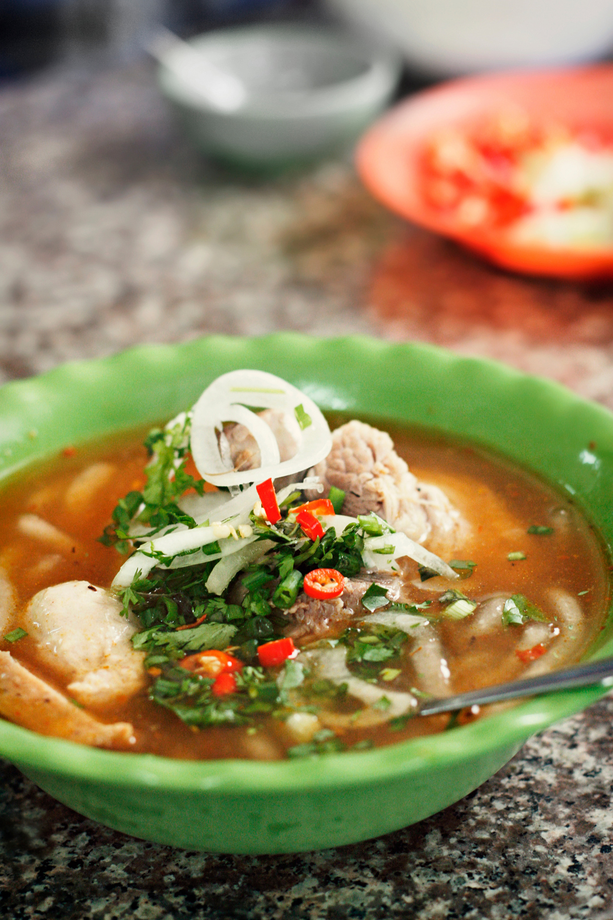 Бань кань — густой суп с лапшой и разнообразными видами мяса или морепродуктов. (Thy Khue Ly)
