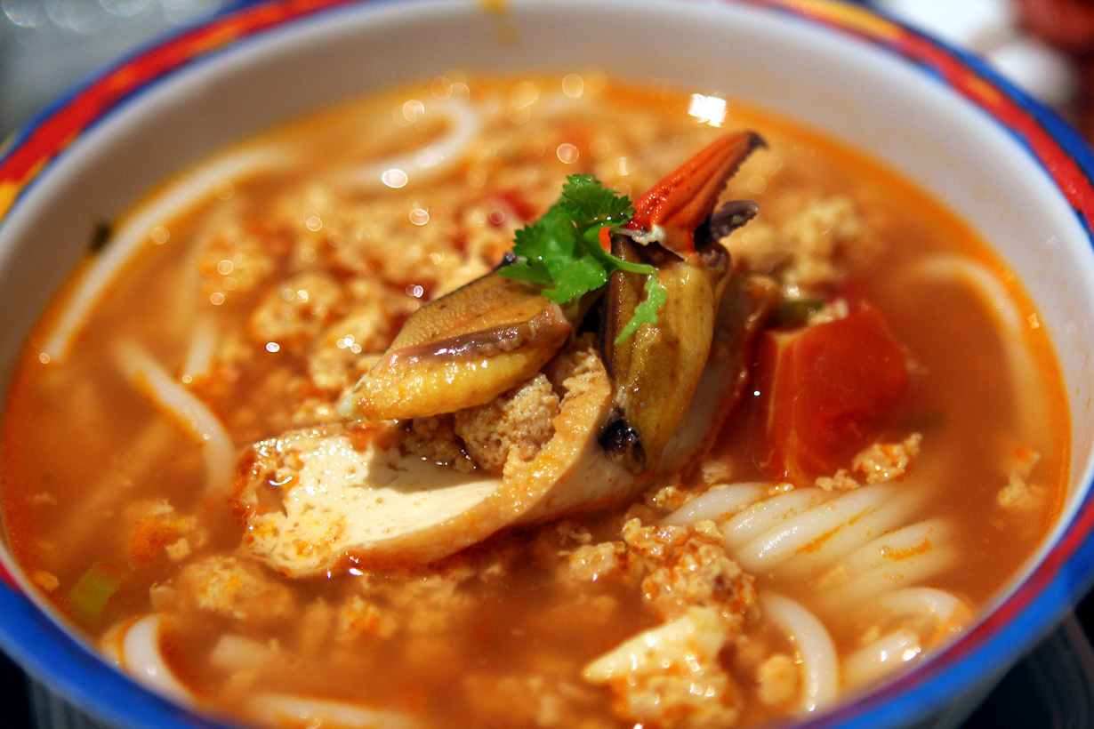 Бун рьеу — суп на основе крабовой пасты с рисовой лапшой и томатами. (mmmsedap)