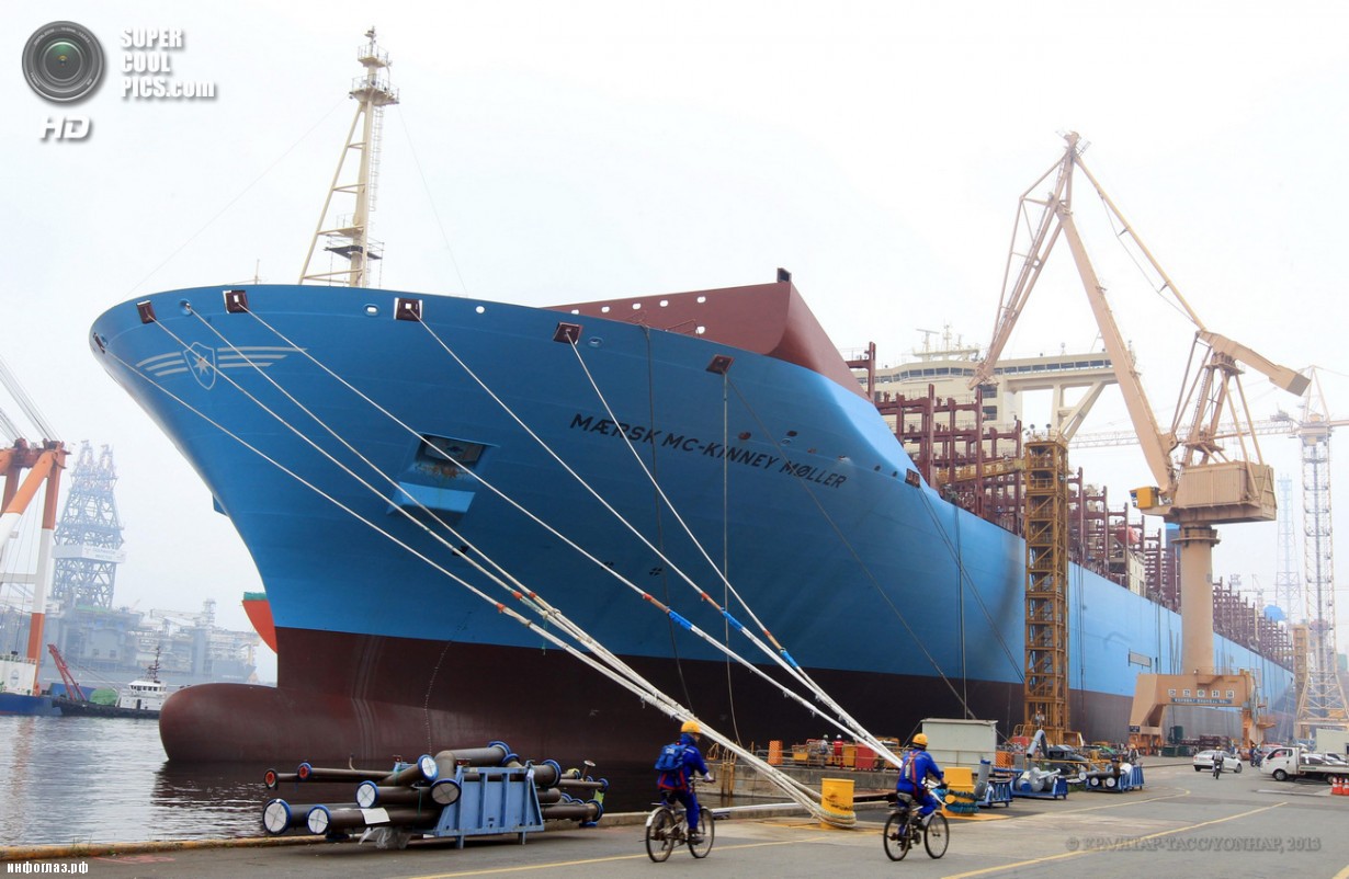 Южная Корея. Кодже, Кёнсан-Намдо. 26 июня. Новый контейнеровоз Mærsk Mc-Kinney Møller, построенный в доках Daewoo Shipbuilding & Marine Engineering. Он может перевозить 18 270 20-футовых ISO-контейнеров, что делает его самым большим судном этого класса в мире. (EPA/ИТАР-ТАСС/YONHAP)