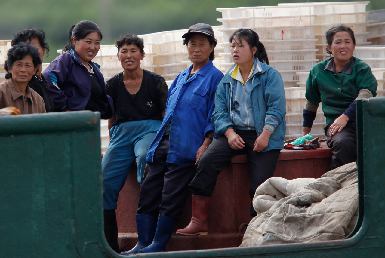 Работницы на перерыве на рыбацкой лодке в порту Раджин. девушки, профессия, северная корея