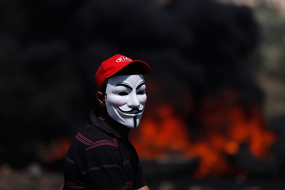 Акции протеста против еврейского поселения с горящими покрышками и масками Гая Фокса