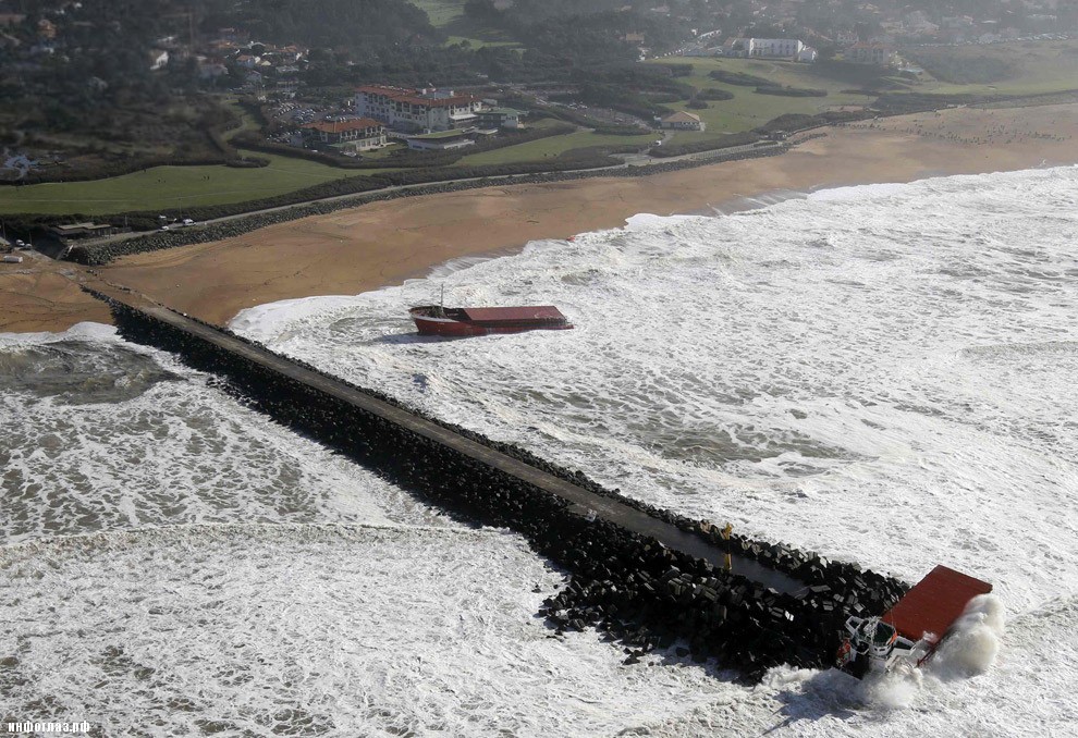 Испанский сухогруз разломился надвое у берегов Франции