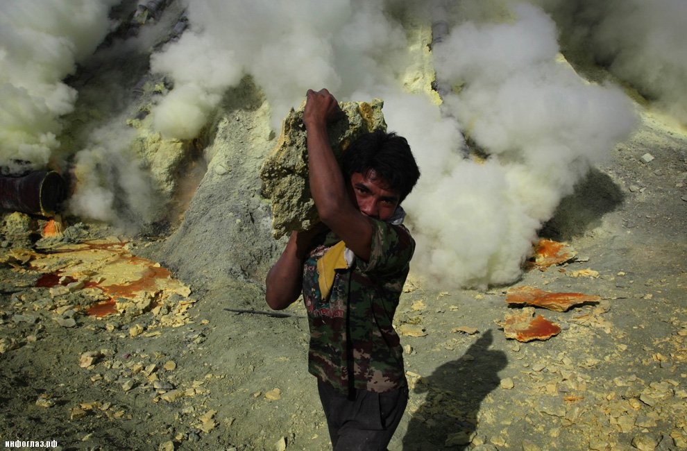 Добыча серы в индонезийском вулкане