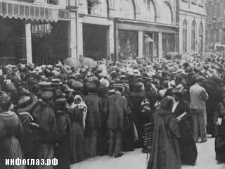 Люди толпятся в очереди у банка в Нью-Йорке в 1907 году, пытаясь вывести деньги из-за охватившей США экономической паники