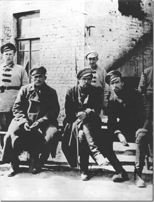 В ожидании суда. Пепеляев (в центре) и его подчиненные в плену.