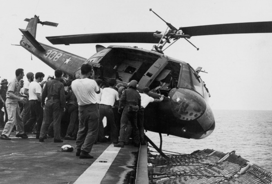 Операция «Порывистый ветер»: Почему американцы сбрасывают вертолеты за борт?