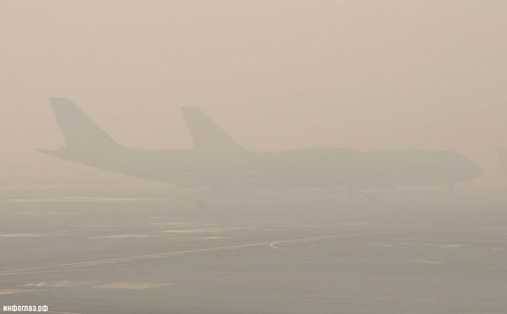 А это ядовитый смог в аэропорту Пекина