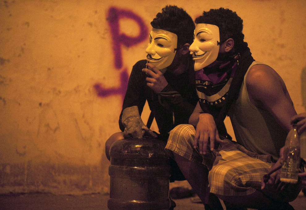 Маска Гая Фокса, также известная как Маска Анонимуса очень популярна среди протестующих на Западе