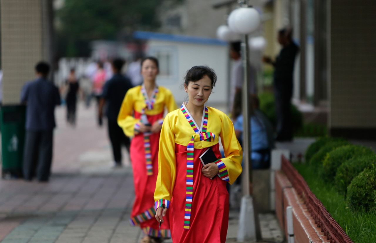 Северокорейские женщины-продавцы идут по улице в Пхеньяне. девушки, профессия, северная корея