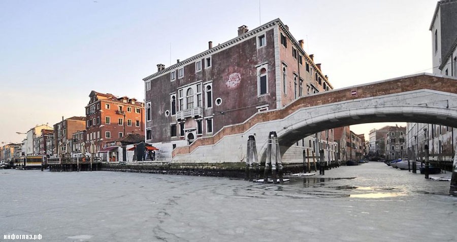 467754 Венецианские каналы впервые за 80 лет сковало льдом