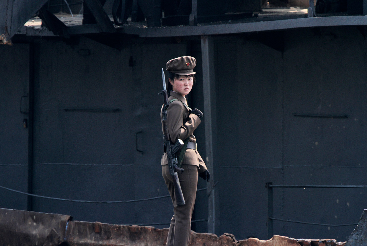 Северокорейский солдат стоит на страже вдоль берега реки Ялу недалеко от северокорейского города Синыйджу, напротив китайского пограничного города Даньдун. девушки, профессия, северная корея