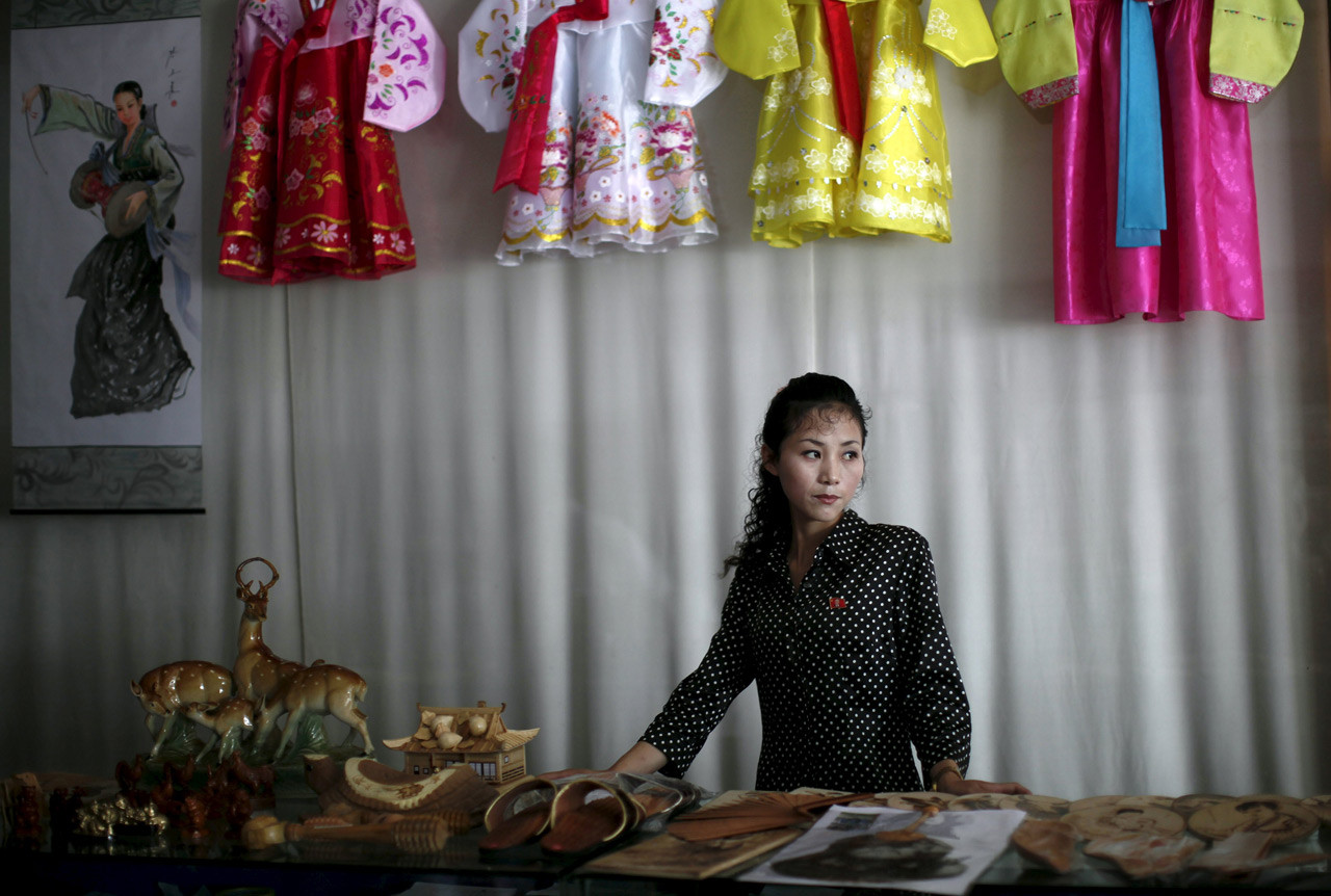 Женщина в сувенирном магазине в центре города Расон. девушки, профессия, северная корея