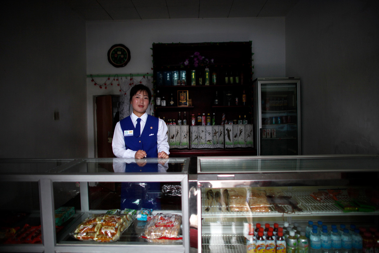 Продавщица в магазине. девушки, профессия, северная корея
