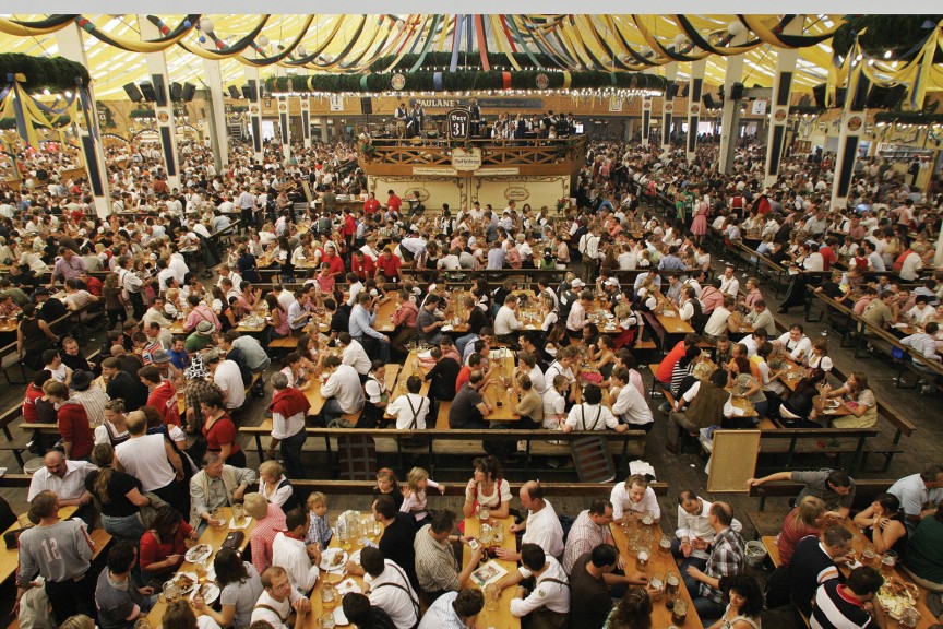9. Германия 11.7 литров чистого алкоголя ежегодно потребляет средний житель Мюнхена, при чем большая часть из них приходится на Октоберфест – самый известный фестиваль города. Шесть миллионов посетителей посещают мероприятие в течение 16 дней безудержного веселья и свежайшего пива. Фестиваль проходит более 204 лет. Каждый год посетители выпивают 1.8 миллиона галлонов пива, а главный павильон вмещает до 12,000 человек (он всегда заполнен под завязку). Большой бокал пива стоит здесь примерно 13$. Для перебравших есть 15 кроватей в специальном ‘вытрезвителе’, где можно немного поспать и прийти в себя. Среди множества видов и сортов пива наверняка найдется тот, что придется вам по вкусу.