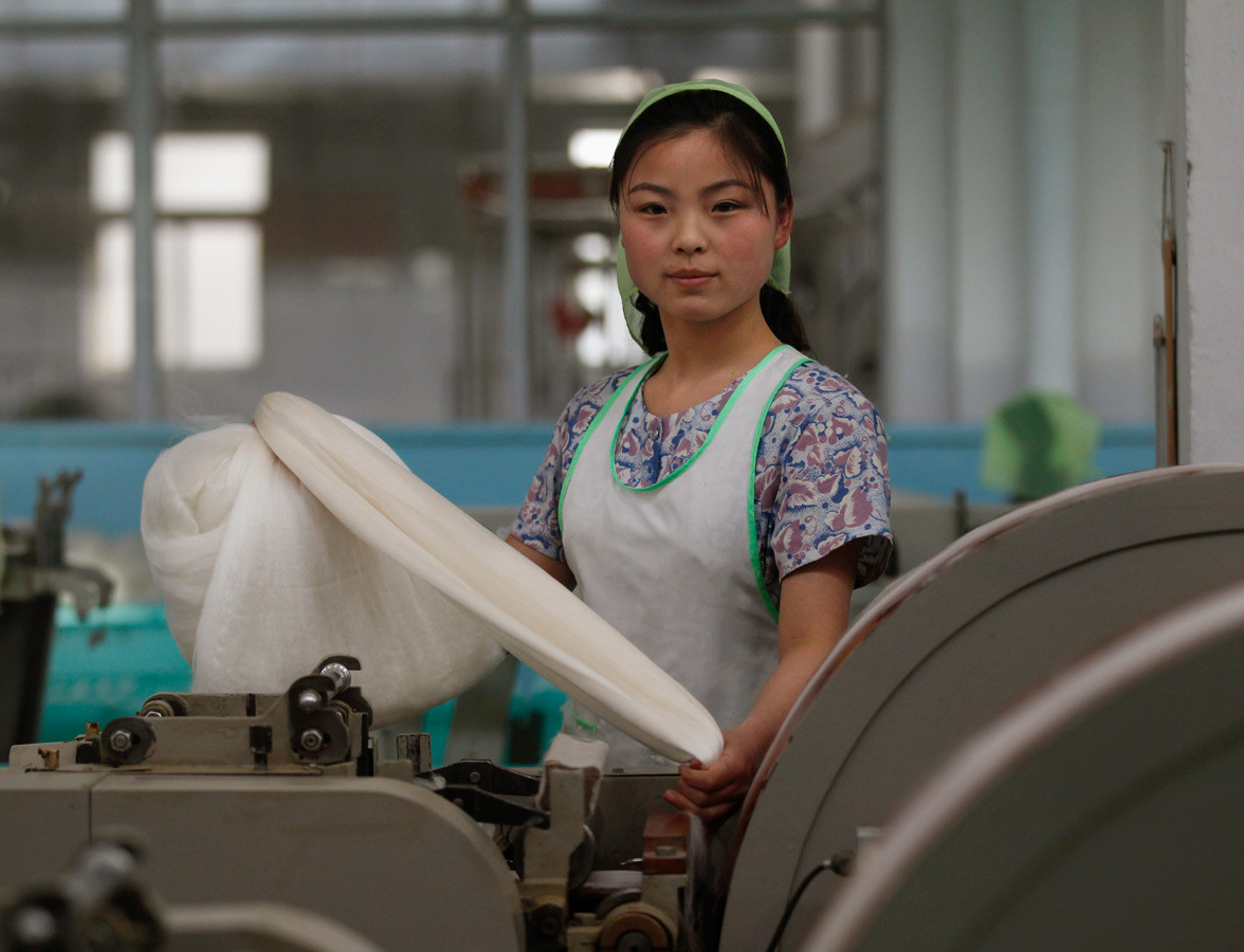 Женщина работает на шёлковом комбинате в Пхеньяне. девушки, профессия, северная корея