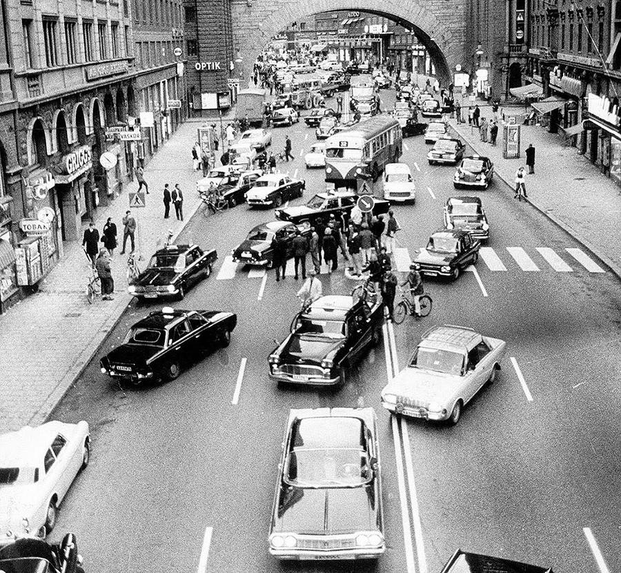  Тот самый день, когда Швеция перепутала, по какой стороне дороги она теперь должна ездить. 1967 год.