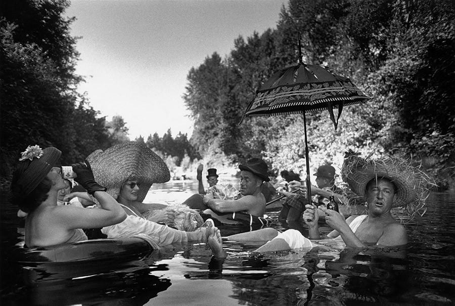 Члены сообщества любителей поплавать на шинах Сиэтла отдыхают в пруду. 1953 год.