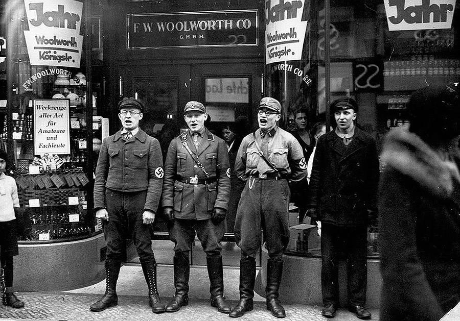 Нацисты поют у еврейских магазинов живописи, чтобы побудить немцев выступить за закрытие магазинов. 1933 год.