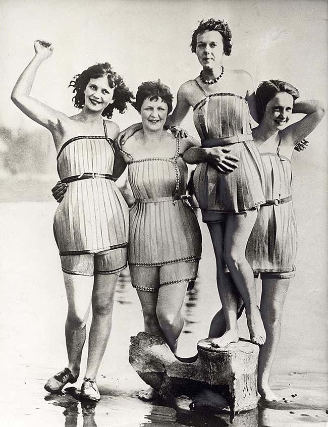 Женщины в деревянных купальниках, созданных, чтобы лучше держаться на воде. 1929 год.