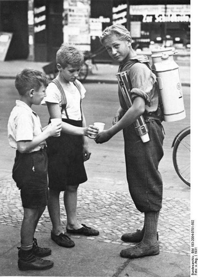 Берлинский мальчик продает лимонад из переносной цистерны. 1931 год.