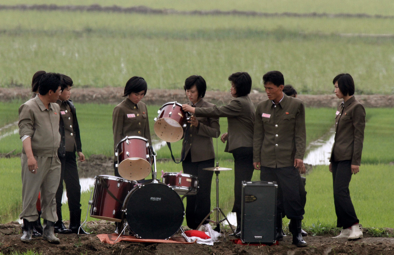 Члены музыкального коллектива проверяют барабан по пути в отдалённые области страны. девушки, профессия, северная корея