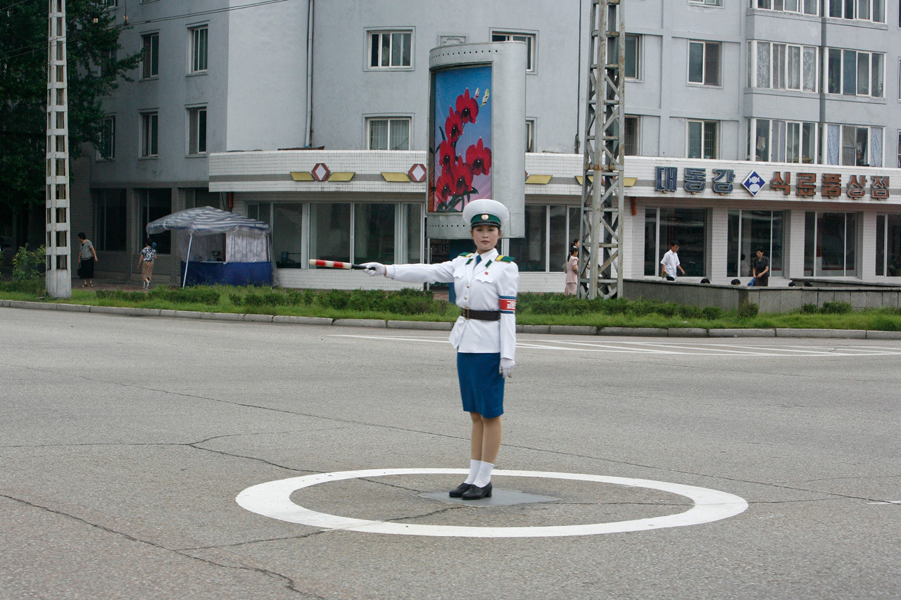 Северокорейский полицейский-регулировщица на перекрёстке в Пхеньяне. девушки, профессия, северная корея