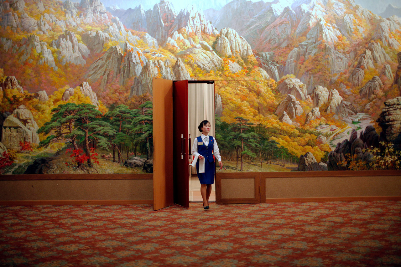 Администратор входит в комнату в отеле на курорте Кымган. девушки, профессия, северная корея