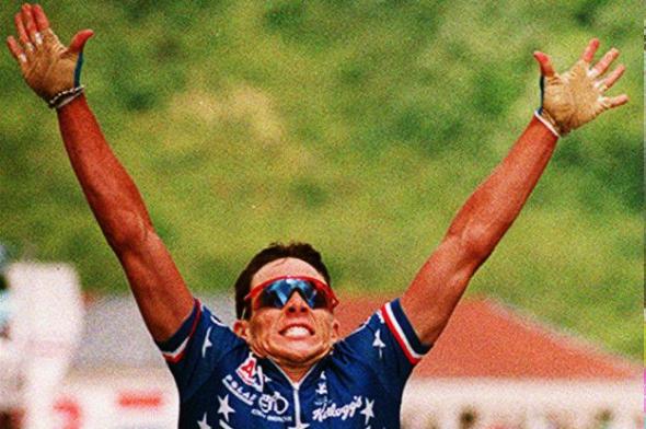 Ланс Армстронг после очередной победы на Тур де Франс. После допингового скандала его лишили титула семикратного победителя этой велогонки.