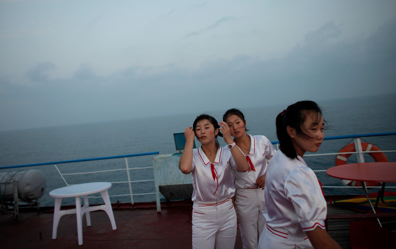 Работницы круизного судна Mangyongbyong стоят на палубе. девушки, профессия, северная корея