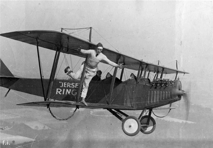1920 год. Вингволкер стоит на одной ноге на биплане Curtiss во время полета над Нью-Джерси