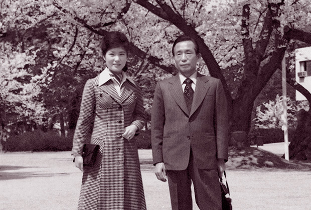 Молодая Пак Кын Хе и ее отец — президент Пак Чон Хи
