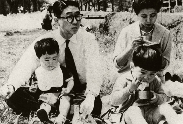 Синтаро Абэ держит на коленях своего сына Синдзо. 1956 год