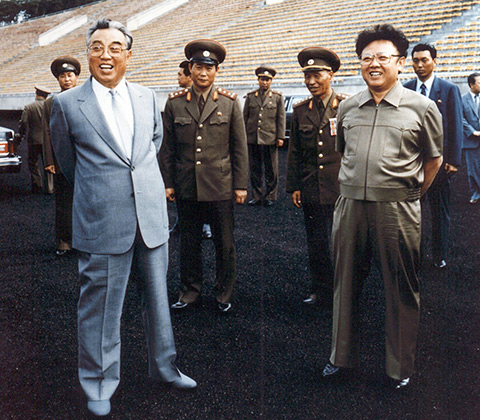 Основатель «коммунистической династии» Ким Ир Сен и его сын Ким Чен Ир на футбольном стадионе в Пхеньяне. 1992 год