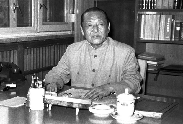 Отец нынешнего китайского лидера Си Цзиньпина — близкий соратник Великого кормчего Си Чжунсюнь. 1987 год