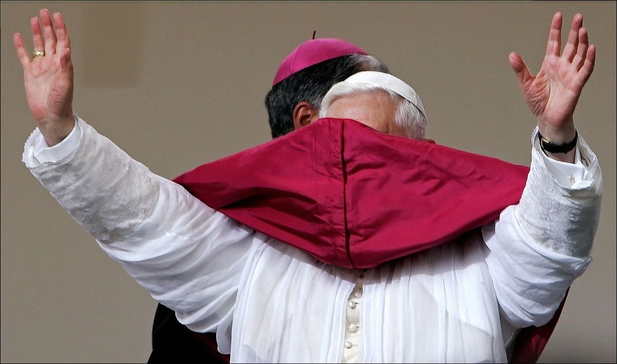Папа Римский и ветер (14 фото)