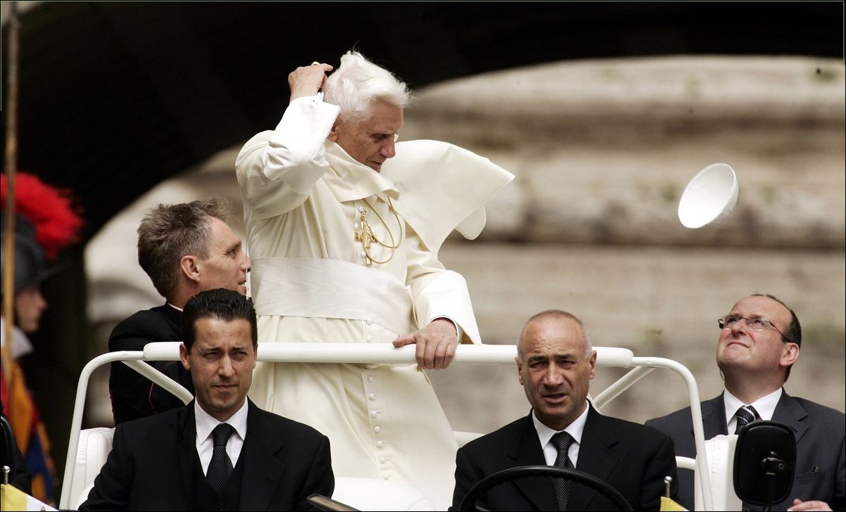 Папа Римский и ветер (14 фото)