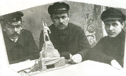 Проект памятника Артему в Бухмуте. Скульптор - Иван Квалеридзе (справа)